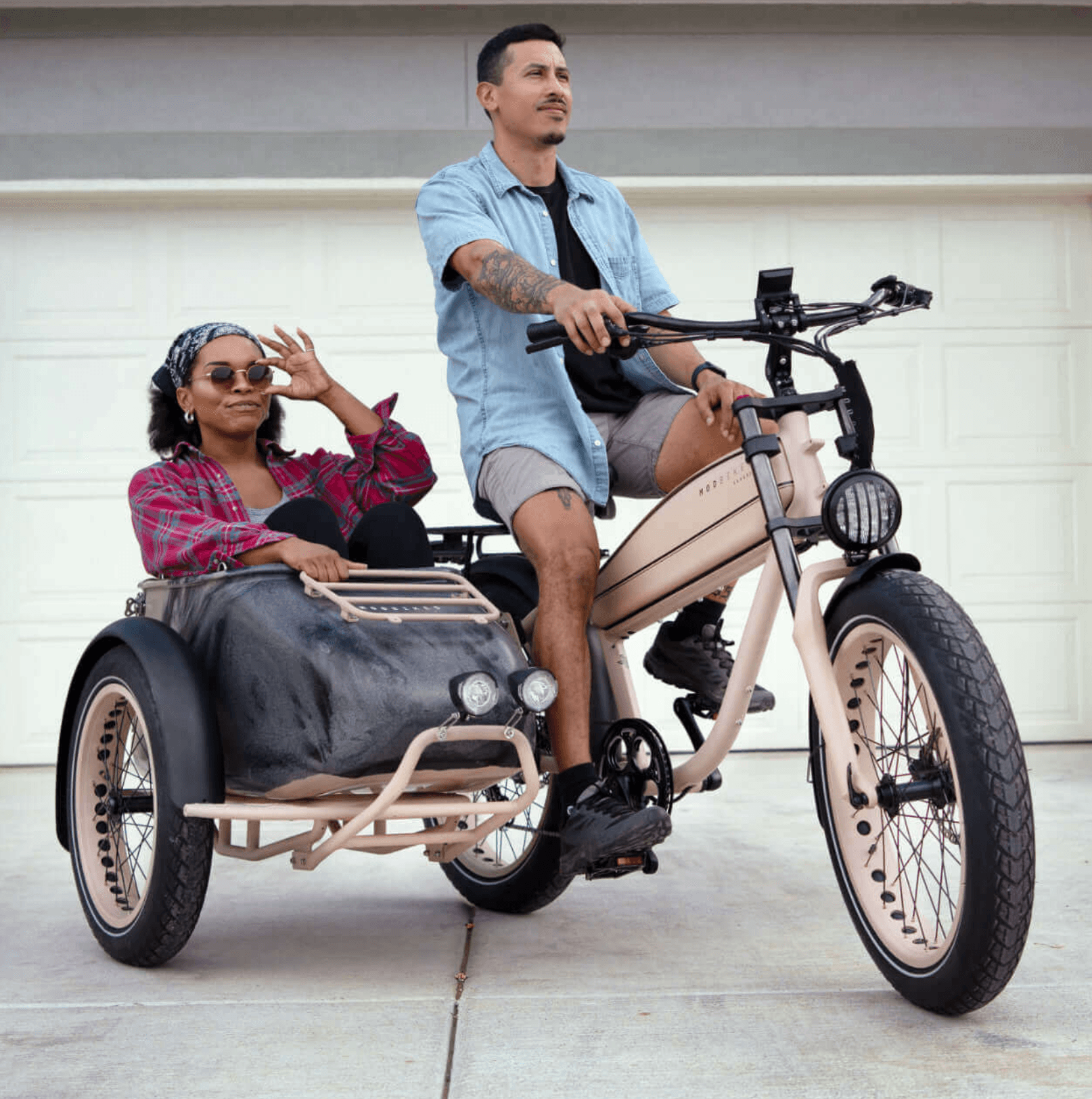 Two riders on the MOD Easy SideCar Sahara e-bike with sidecar